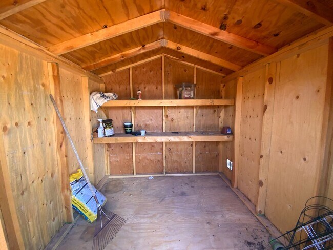 Building Photo - 3 Bedroom Single Story Home Available Near...