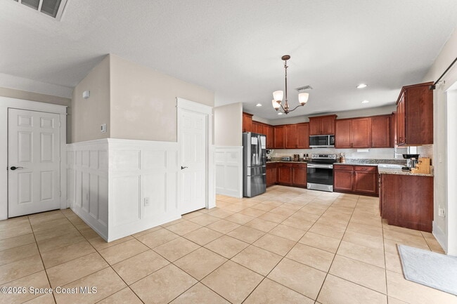 Building Photo - 553 Trymore Dr SE