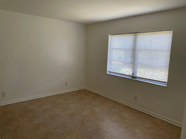 Building Photo - 140 NE 19th Ct