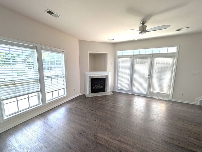 Building Photo - End Unit Townhome!  Over 1500 Sq Ft!  Harr...