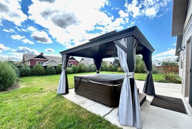 Building Photo - Charming 4-Bedroom Home with Spacious Lawn...