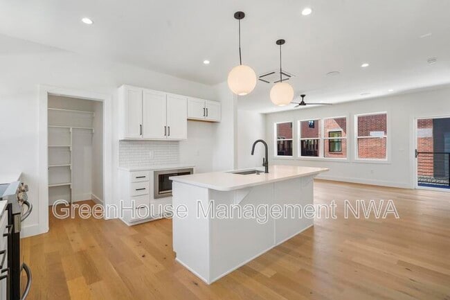 Building Photo - 627 SW C St