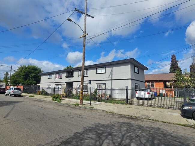 Building Photo - Move-In Ready: Secure 3BR Oakland Apartment with Paid Utilities