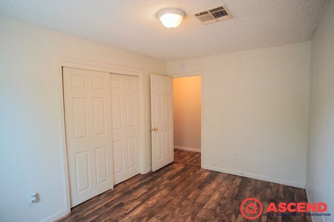 Building Photo - Lovely Home in East Bakersfield!