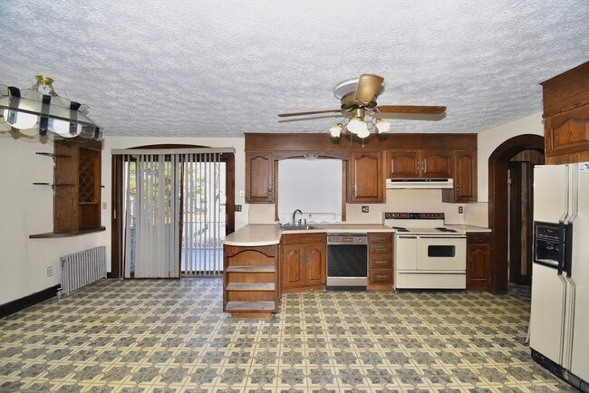 Building Photo - 582 Springfield St