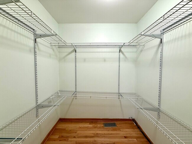 Building Photo - 2207 W Warren Blvd