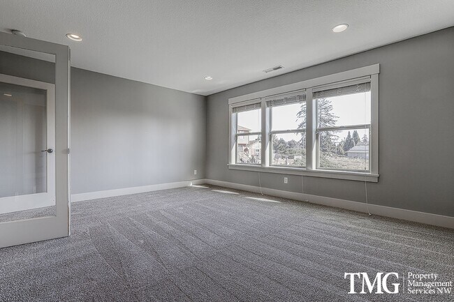 Building Photo - Large Pet Friendly 3 bed 2.5 bath home in ...