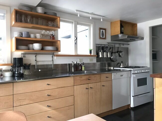 Building Photo - 2215 Dahl Ln