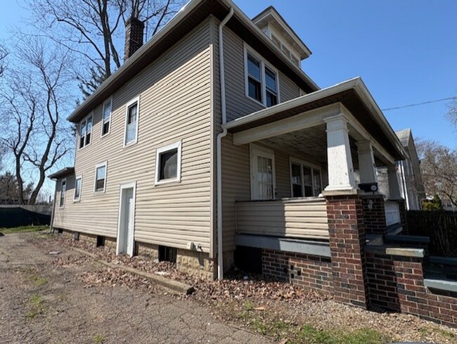 Building Photo - Charming 5-Bedroom Home with Eat-In Kitchen Nook & Bonus Sunroom