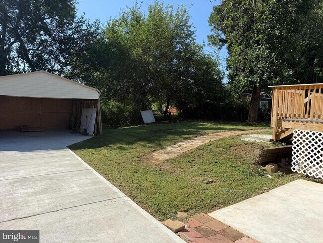 Building Photo - 13914 Mathews Dr