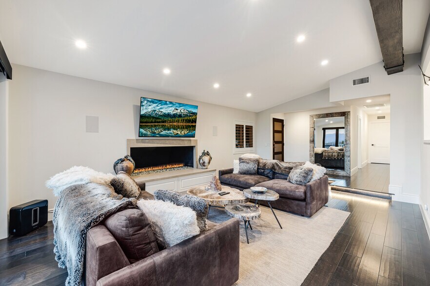 Building Photo - 16725 Oak View Dr