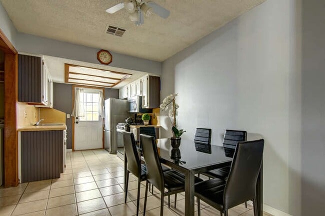 Building Photo - Great little modern and super clean home i...