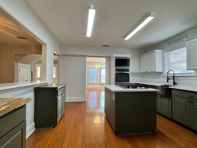 Building Photo - 627 W 2nd St