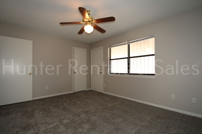 Building Photo - Delightful Duplex!