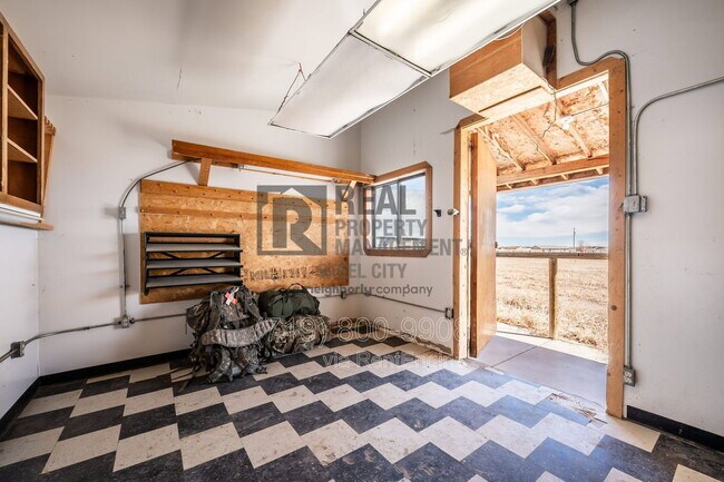 Building Photo - 531 E Milt Dr