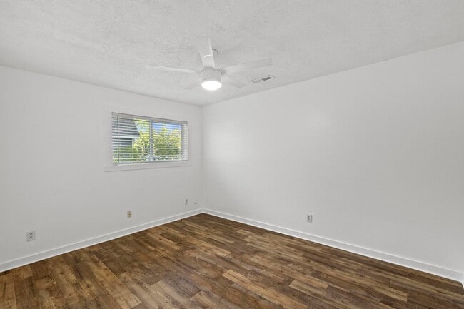 Building Photo - 3 Bedroom Home in Wilmington with a fenced yard and garage!