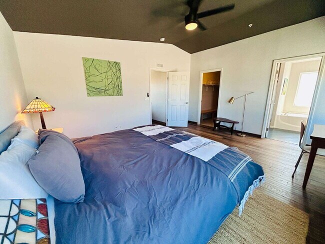 Building Photo - Updated 3 bd, 2 ba on 1.98 Acres with Hot Tub!
