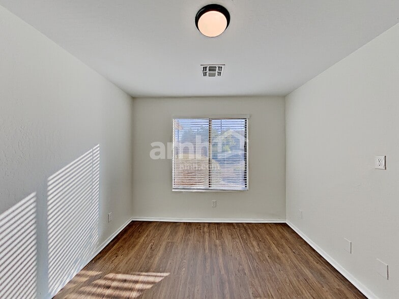 Building Photo - 13830 W Keim Dr