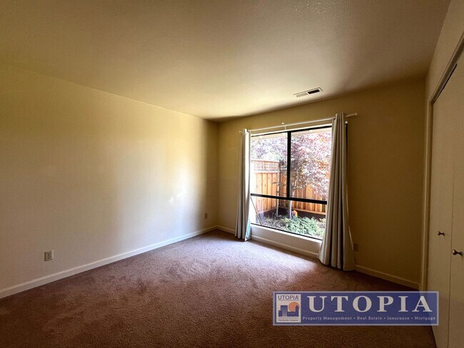 Building Photo - Charming 3 Bedroom, 2-bathroom Townhouse v...