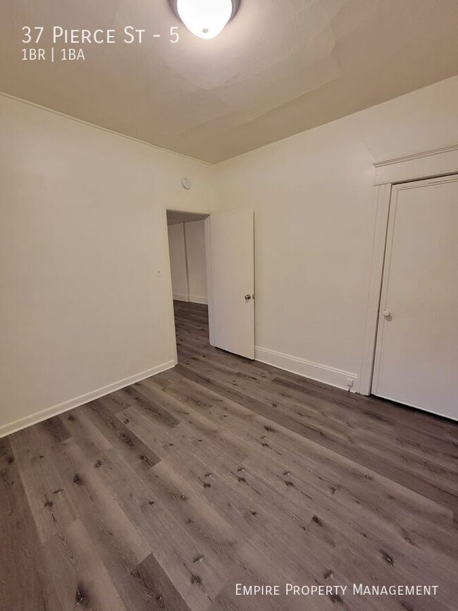 Building Photo - Available Now! 1st Fl- 1 bed/1 bath in Kin...