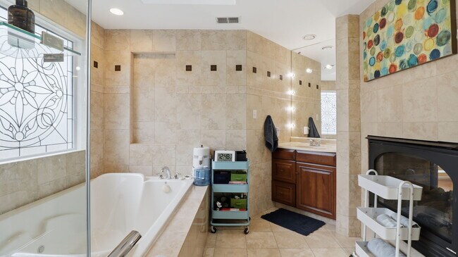 Building Photo - 30 Longfellow St NE