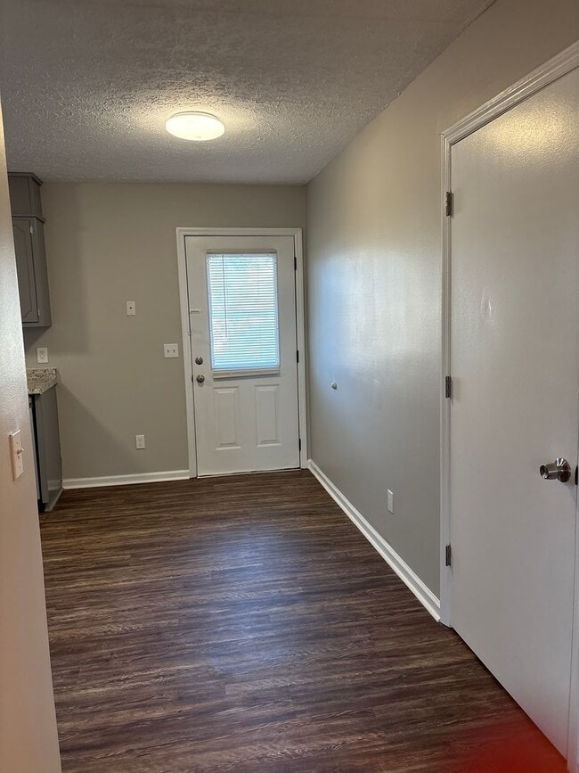 Building Photo - $500 OFF 1st FULL MONTHS RENT...Renovated 2 Bedroom Duplex in Manchester