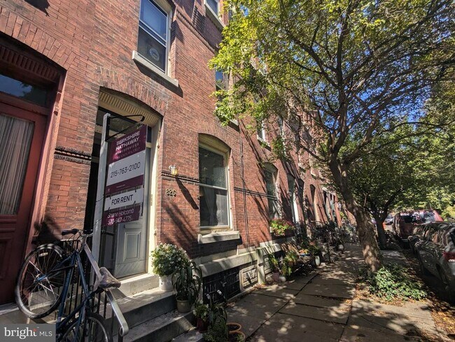 Building Photo - 826 N Woodstock St