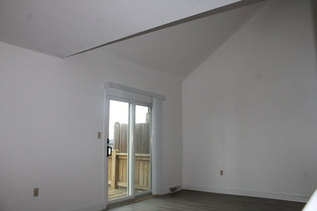 Building Photo - 2 Bedroom Townhome with Attached Garage