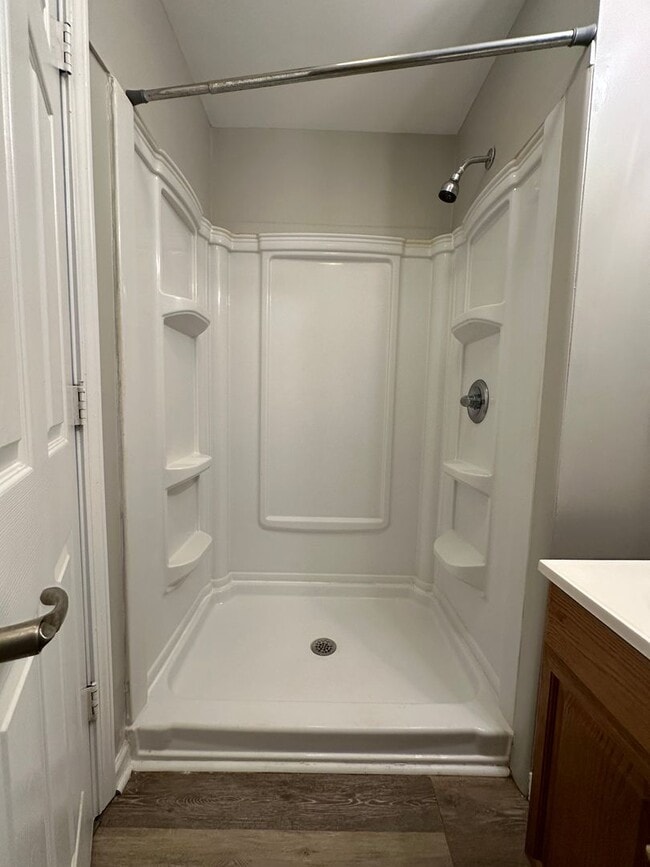 Building Photo - Large 4 bedroom home near Campus- Pre Lease for August 1st 2026