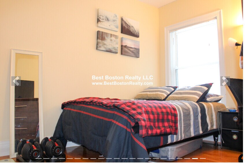 Building Photo - 118 Holland St