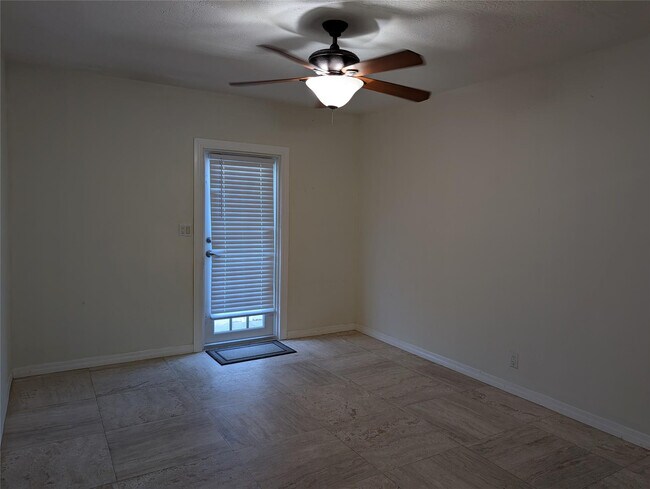 Building Photo - 1470 N Dixie Hwy