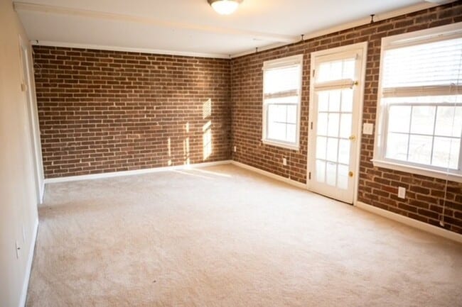 Building Photo - Large 3 Bedroom 2.5 Bath Townhome in Prime Location