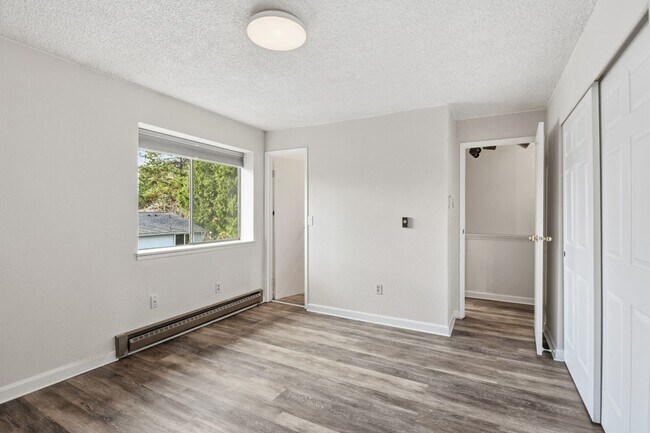 Building Photo - 2Bd/1.5Ba Bellevue Townhouse