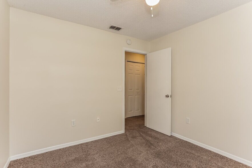 Building Photo - 12744 Ashbrook Cir W