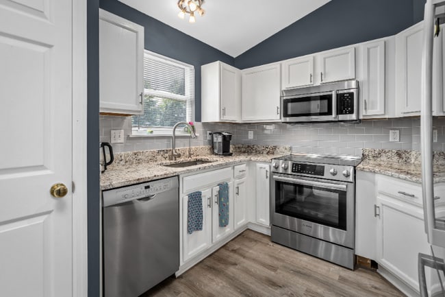 Building Photo - 150 Roxbury Dr