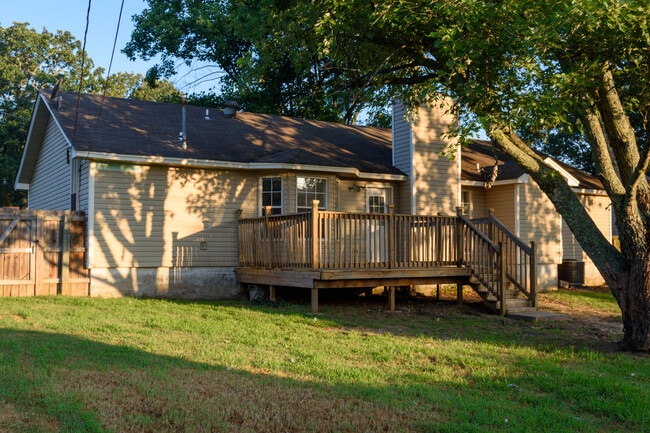 Building Photo - 108 Mayfair Cove