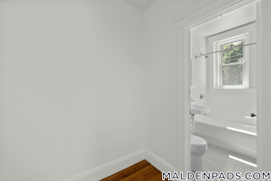 Building Photo - 172 Maple St