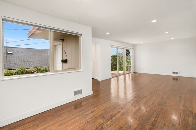 Building Photo - 2 Bed 1 Bath at Linden West!