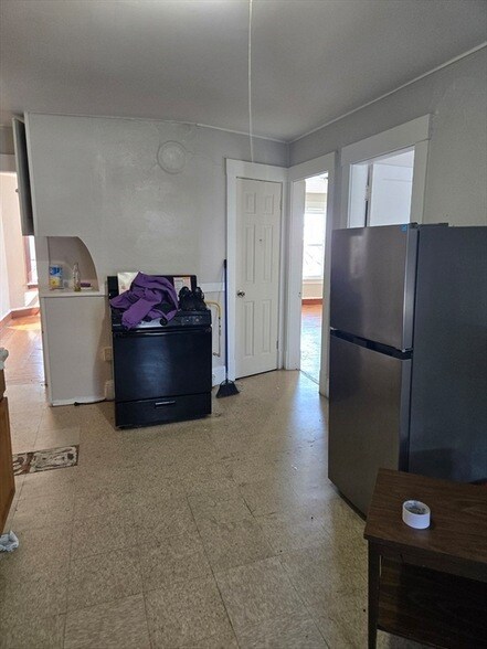 Building Photo - 263 Elm St