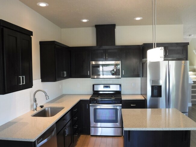 Building Photo - Chic artist-style lofts home with 3 bed 2.5 bath near Boise Greenbelt.