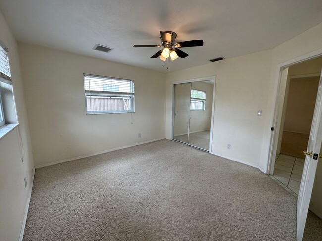 Building Photo - Spacious 2 Bedroom 2 Bathroom Seminole Home with Yard