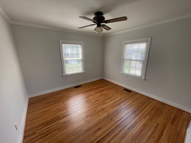 Building Photo - 2 Bedroom House with Large Bonus Room