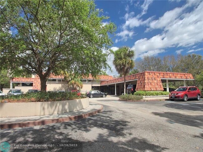 Building Photo - 2650 S Course Dr