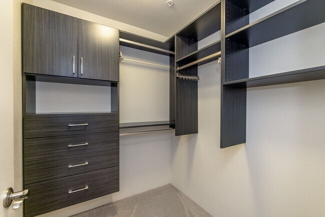 Building Photo - Stunning 3-bedroom and 2.5 Bath - Located ...