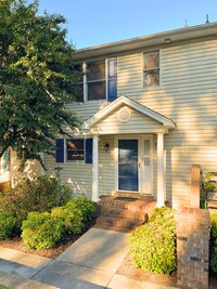 Building Photo - Smith Mountain Lake Furnished Townhouse