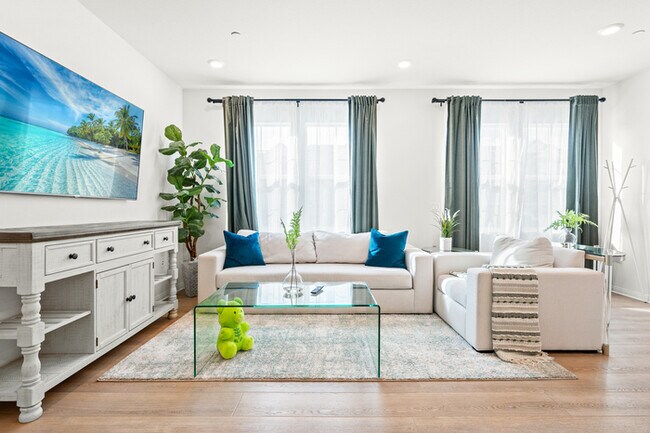 Building Photo - Fully Furnished with appliances Ontario Townhouse