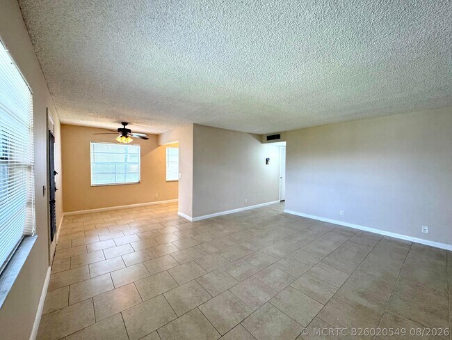 Building Photo - 900 Normandy Ln
