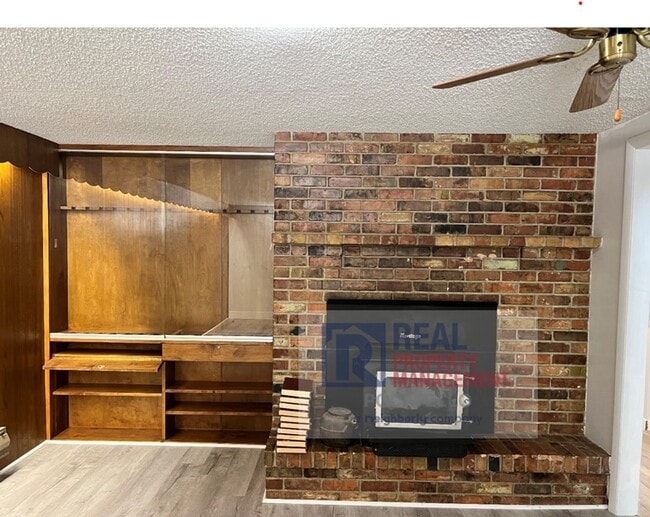 Building Photo - 4 Bedroom 2 Bath Home - Pet Friendly