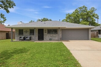 Building Photo - 3821 Brighton Dr
