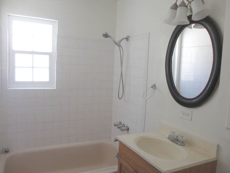 full bath room - 3244 Selby Ave